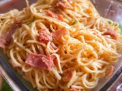 Una foto de fideo carbonara