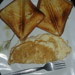 A picture of Toasted bread/fried eggs #eldysbreakfastcontest.