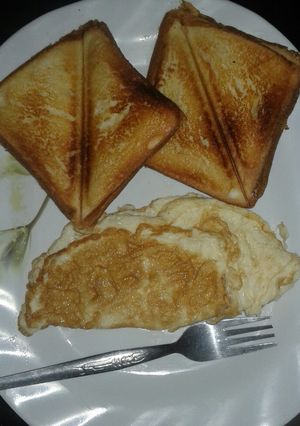 A picture of Toasted bread/fried eggs #eldysbreakfastcontest.