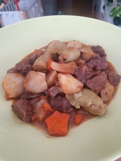 Una foto de Estofado de ternera con patata y alcachofa