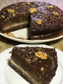 Una foto de Tarta de chocolate, vainilla y nueces 🥜