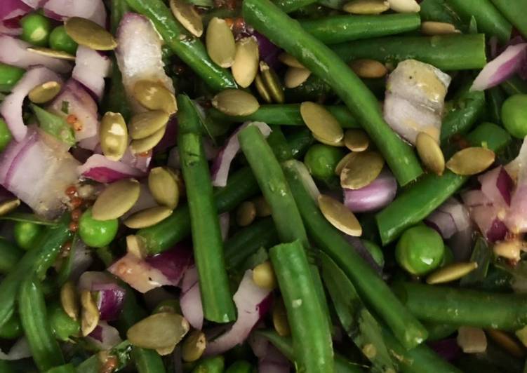 Recipe of Award-winning Warm green beans, peas and tarragon salad - vegan