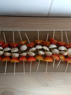 Una foto de Brochetas de mozzarella con tomates cherry