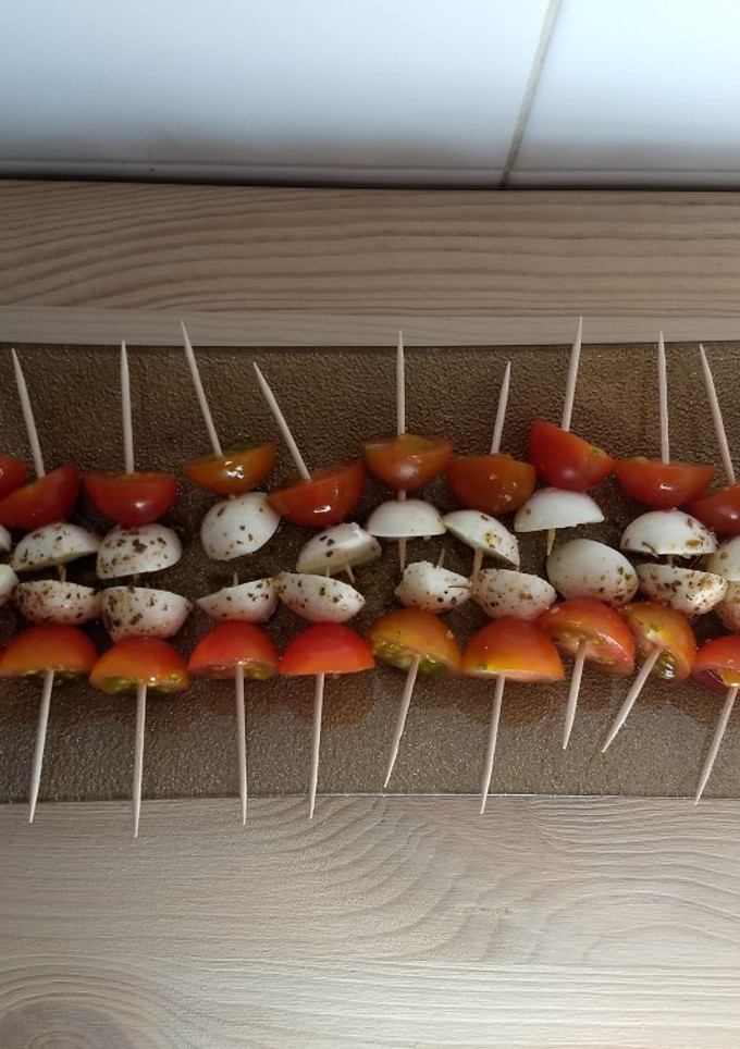 Una foto de Brochetas de mozzarella con tomates cherry