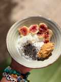Bowl de yogur con higos, chía y crema de cacahuete