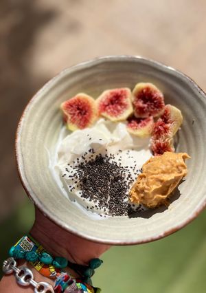 Una foto de Bowl de yogur con higos, chía y crema de cacahuete