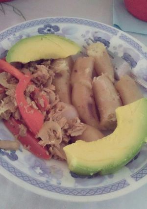 Una foto de Tuna en agua cebolla y ajíes