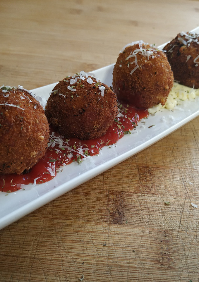 Una foto de Albóndigas de atún, bacon y mozzarella