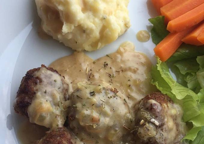 Langkah Mudah untuk Menyiapkan Swedish Meatballs With Gravy yang Bikin Ngiler