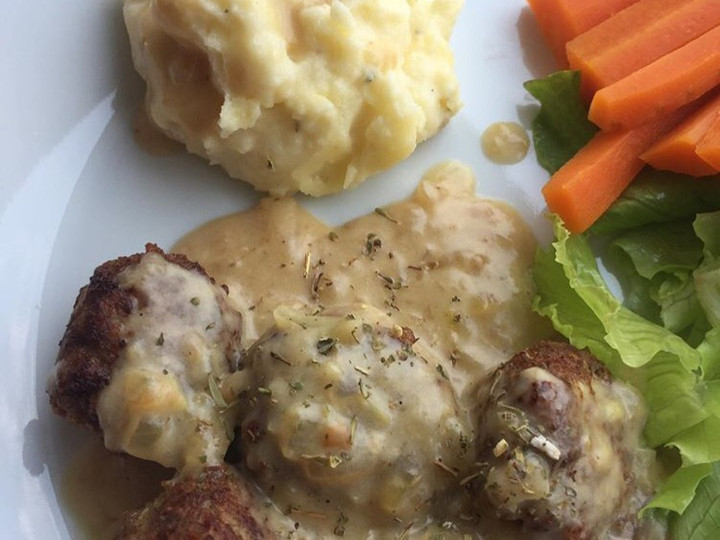 Langkah Mudah untuk Menyiapkan Swedish Meatballs With Gravy yang Bikin Ngiler