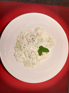 Una foto de Ensalada de pepino refrescante y veraniega
