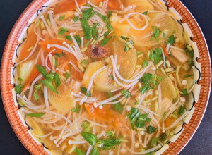 Hình của món Canh chua nấm kim châm.