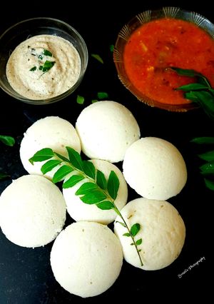 A picture of Rice Idli.