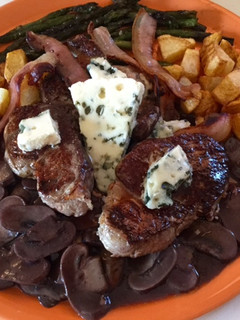 Una foto de Filetes mignon con salsa de champiñones y Roquefort