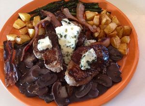 Foto principal de Filetes mignon con salsa de champiñones y Roquefort