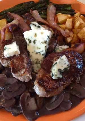 Una foto de Filetes mignon con salsa de champiñones y Roquefort