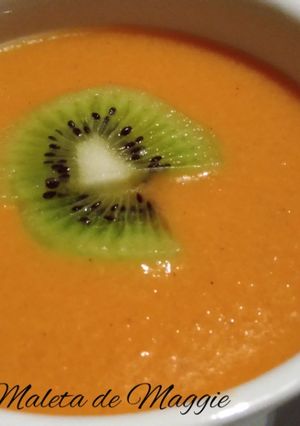 Una foto de Gazpacho de kiwi con tomate