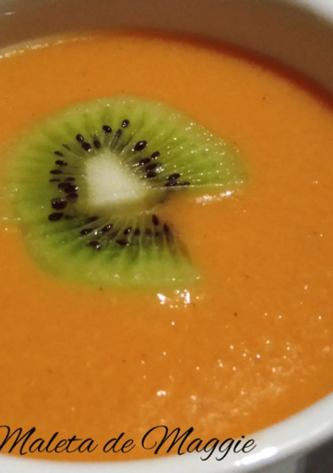 Una foto de Gazpacho de kiwi con tomate