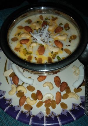 हरे नारियल और केसर वाली स्वादिष्ट खीर (hare nariyal aur kesar wali kheer recipe in Hindi) ) रेसिपी मुख्य फोटो