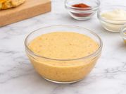 Una foto de mostaza y mayonesa catsup