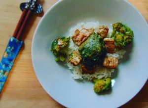 Foto di Riso basmati, broccoli e salmone in salsa teriyaki