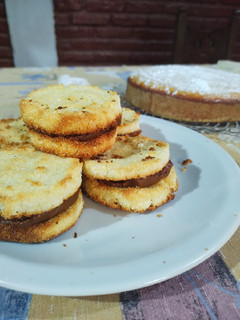 Una foto de Alfajorcitos de Coco con Dulce de leche o Mermelada 😎♥️✨
