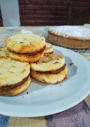 Una foto de Alfajorcitos de Coco con Dulce de leche o Mermelada 😎♥️✨
