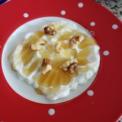 A picture of Yoghurt with honey 🍯 and pecan.