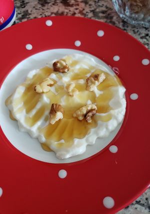 A picture of Yoghurt with honey 🍯 and pecan.