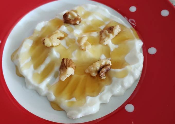 Yoghurt with honey 🍯 and pecan