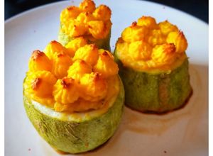 Una foto de Zucchini, rellenos león