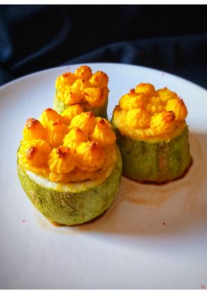 Una foto de Zucchini, rellenos león
