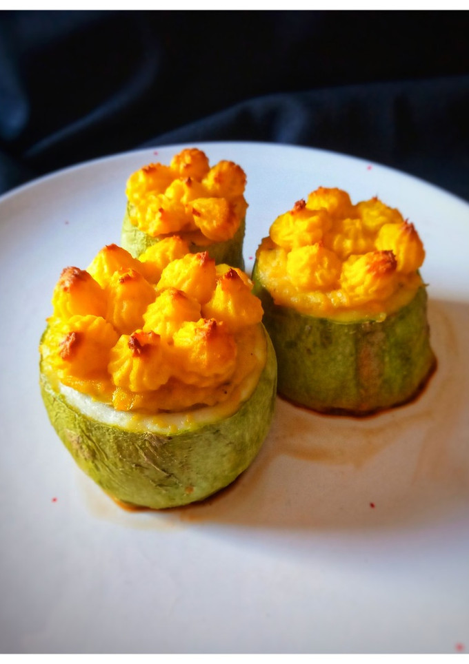 Una foto de Zucchini, rellenos león