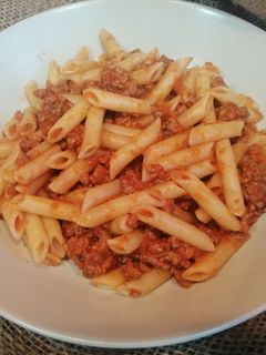 Una foto de Macarrones con carne y tomate