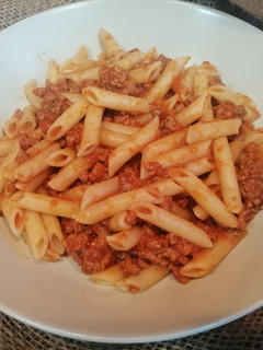Una foto de Macarrones con carne y tomate