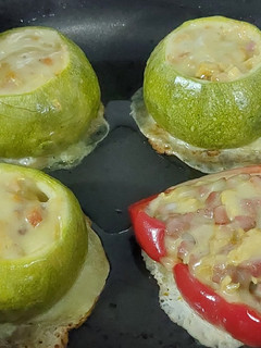 Una foto de Calabacines rellenitos de pollo y mucho ❤️. 😍🤭 sin gluten