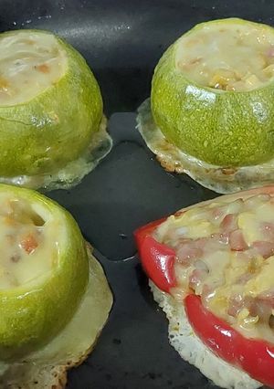 Una foto de Calabacines rellenitos de pollo y mucho ❤️. 😍🤭 sin gluten