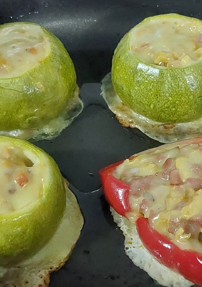 Una foto de Calabacines rellenitos de pollo y mucho ❤️. 😍🤭 sin gluten