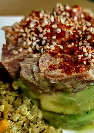 Una foto de TARTAR De Atún🐟Rojo y Aguacate🥑..!