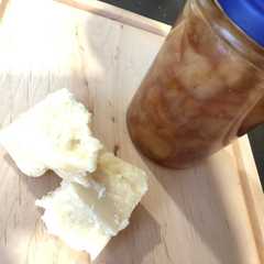 A picture of Marmellata di pere, limone e cannella.
