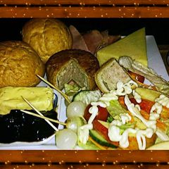 A picture of Tex's Classic British Pub Ploughman's Lunch 🍞🐷🧀🍺🍲🇬🇧.