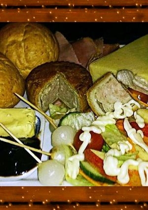 A picture of Tex's Classic British Pub Ploughman's Lunch 🍞🐷🧀🍺🍲🇬🇧.