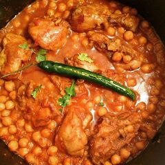 A picture of Lahori murgh cholay.