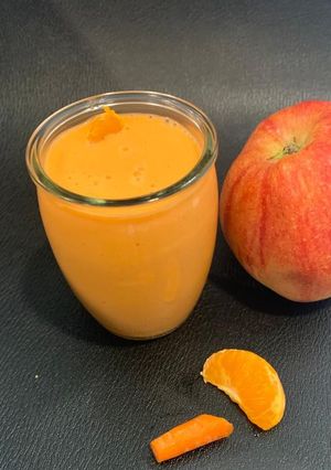 કેરેટ ઓરેન્જ એપલ સ્મૂધી (Carrot Orange Apple Smoothie Recipe In Gujarati) રેસીપી મુખ્ય ફોટો