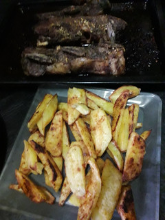 Una foto de Asado de tira al horno con papas rústicas