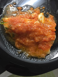Una foto de Bacalao confitado con tomate frito