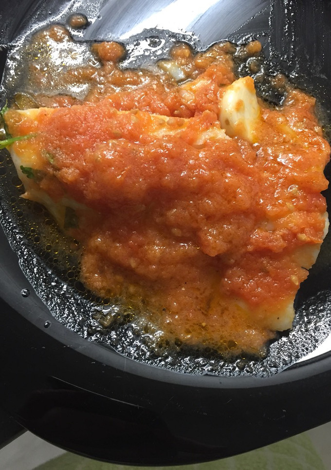 Una foto de Bacalao confitado con tomate frito
