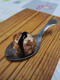 Foto principal de Bombones de queso de cabra con chocolate en cucharitas