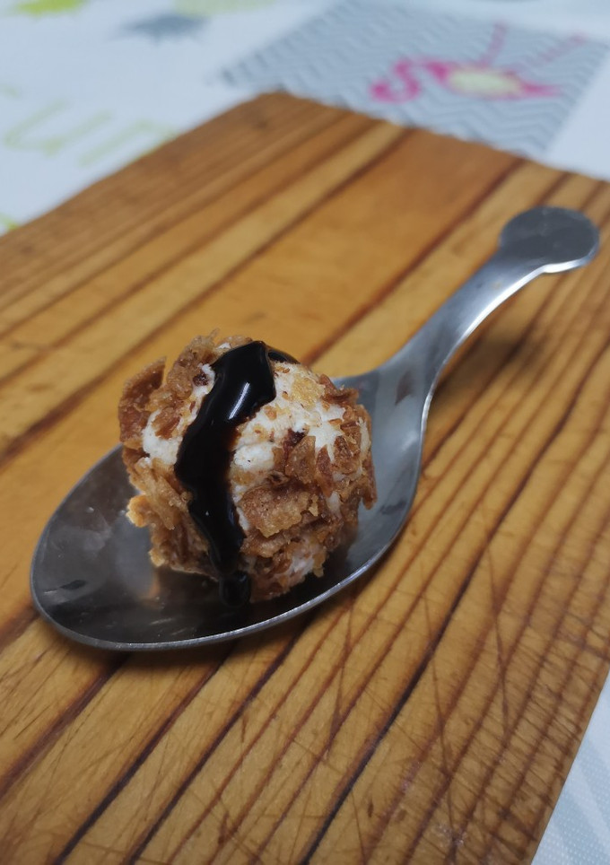 Una foto de Bombones de queso de cabra con chocolate en cucharitas
