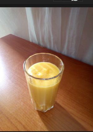 A picture of Mango-banana smoothie.